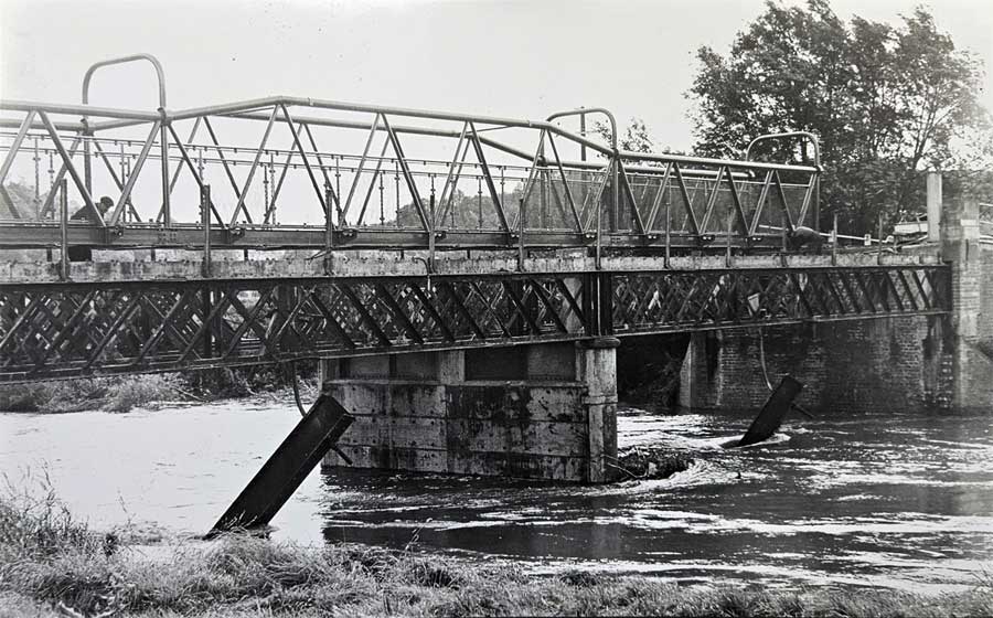 Old Knightsford bridge being used to support the building of the new footbridge, prior to demolition , photo taken on the 26th September, 1958.
